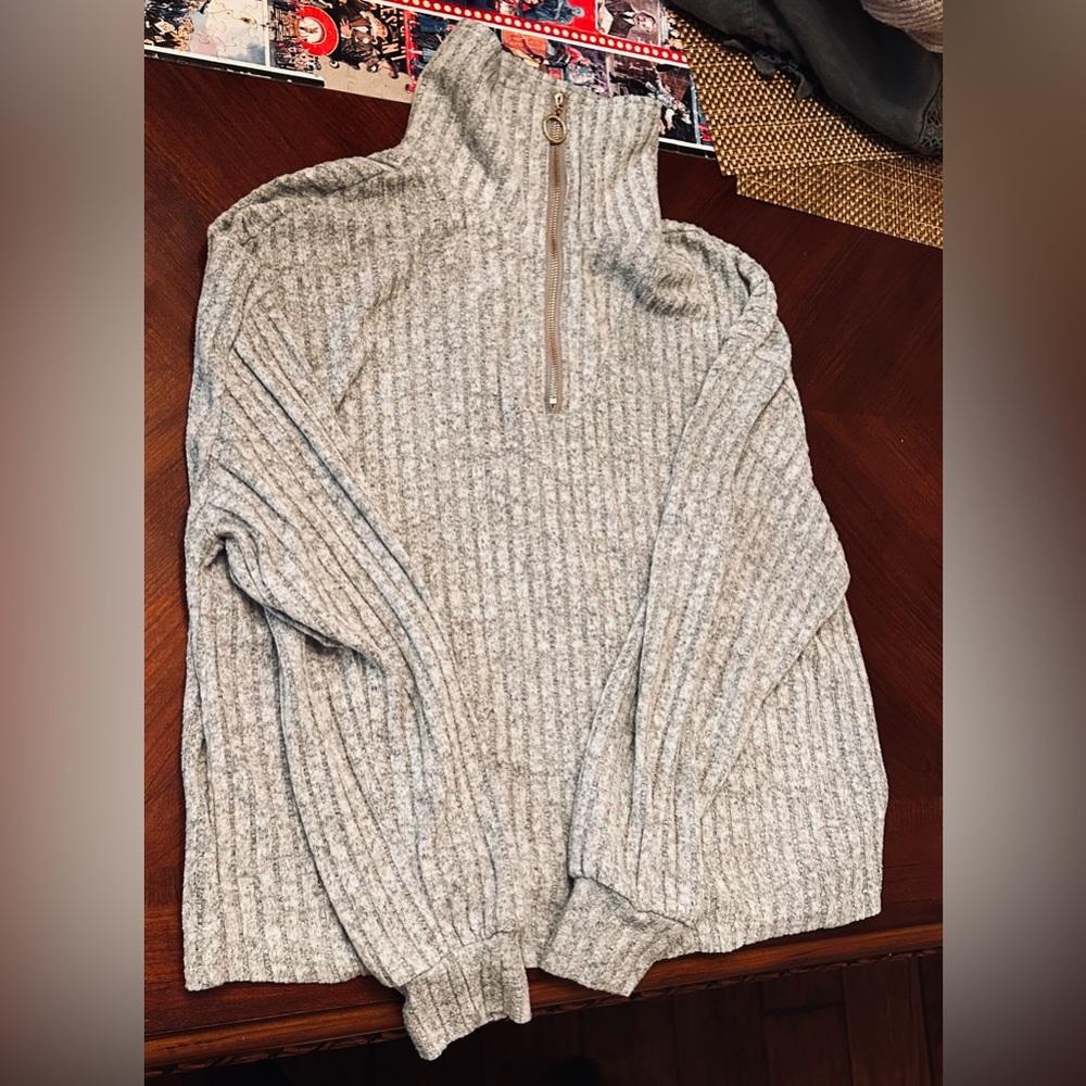 🧨Silver Sweater Shirt Zip Up Size: M (SEND ANY OFFER‼️) 🧨
